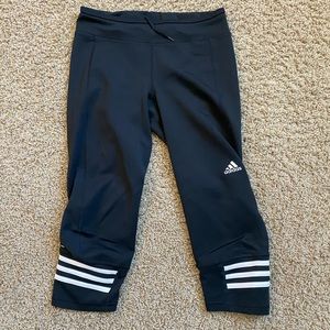 Cropped ADIDAS leggings.